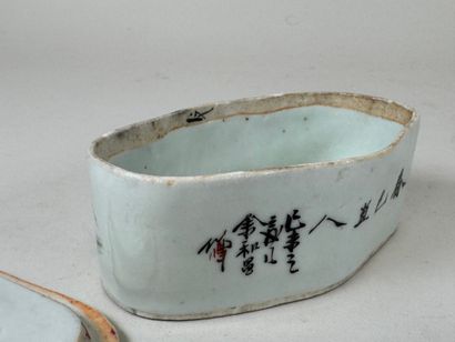 ASIE, XXe.
Petit coffret senteur en porcelaine...