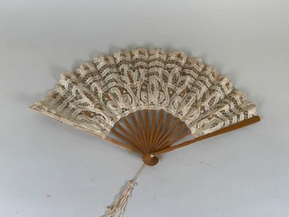 Éventail à 14 brins en bambou et macramé.
L....