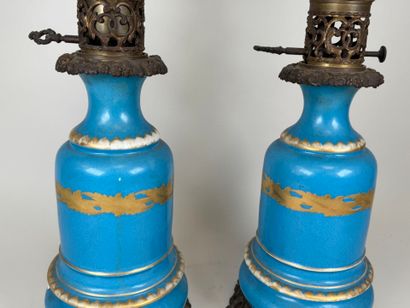 Paire de lampes en porcelaine polychrome...
