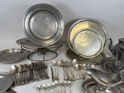 Lot of silver-plated or pewter platerie (some...