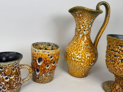 Écume de Mer et divers.
Ensemble de 3 pichets,...
