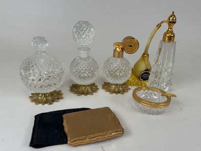 Marcel FRANCK à Paris.
Nécessaire de toilette...