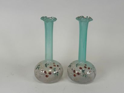 Paire de vases en verre partiellement coloré...