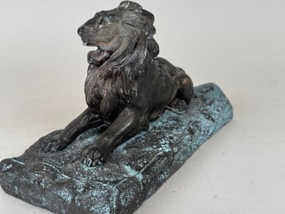 École XXe. 
Lion sur sa terrasse.
Sujet en...