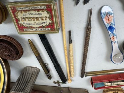 Important lot of display items including...