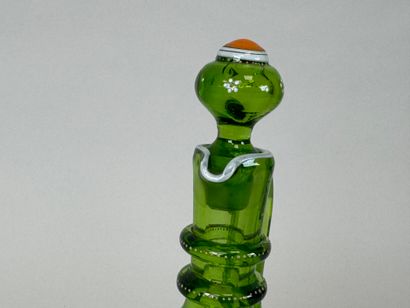 Petit carafon en verre coloré à décor émaillé...