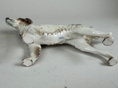 Deux sujets en porcelaine polychrome figurant...