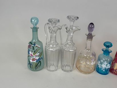 Neuf pièces en verre colorées et émaillées...