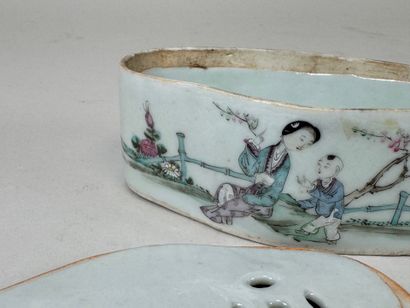 ASIE, XXe.
Petit coffret senteur en porcelaine...