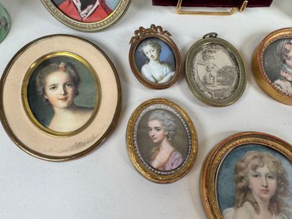 Collection de 11 encadrements ou porte-photos...