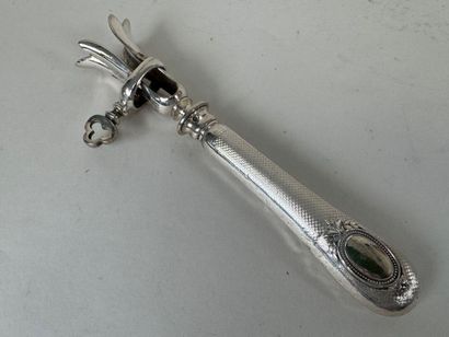 Serre-gigot en acier et argent fourré guilloché...