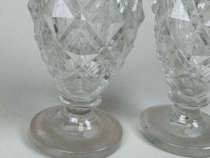 Paire de flacons en cristal taillé à décor...