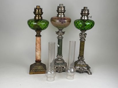 Trois lampes à pétrole en marbre, onyx, régule,...