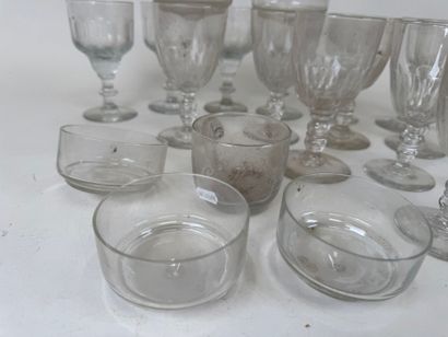 17 absinthe glasses in ribbed glass.
H. 18.5...