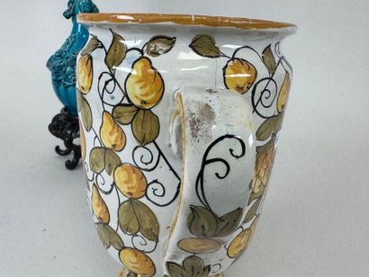 ASIE, XXe.
Vase bouteille en céramique bleue...