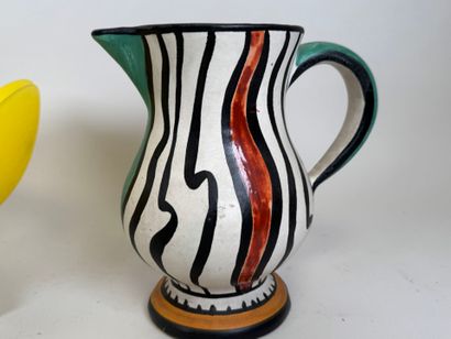 Lot comprenant :
- un vase en verre de forme...