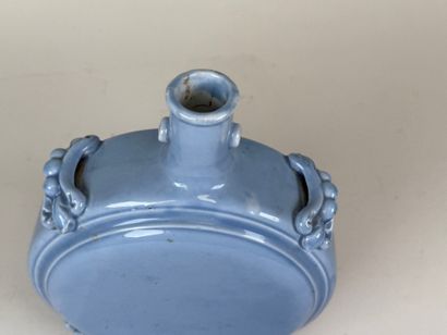 ASIE, XXe.
Gourde en faïence sur fond bleu...