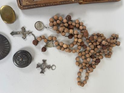 Lot religieux comprenant :
- un Christ en...