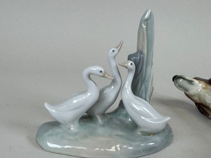 Deux sujets en porcelaine polychrome figurant...