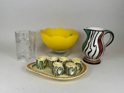 Lot comprenant :
- un vase en verre de forme...
