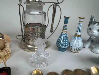 Lot d'objets de vitrine dont :
- un pulvérisateur...