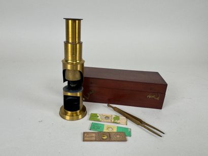 Petit microscope cylindrique en laiton présenté...