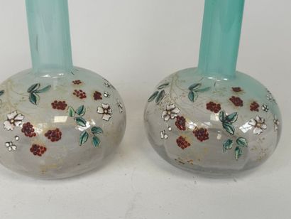 Paire de vases en verre partiellement coloré...