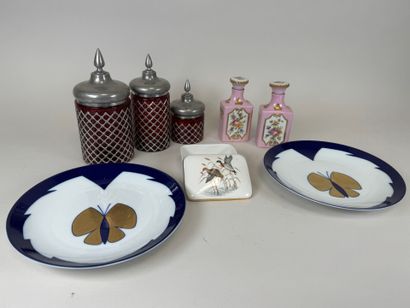 Lot comprenant :
- trois pots couverts en...