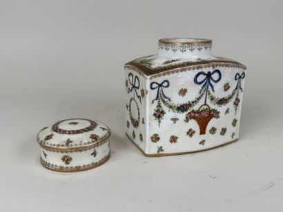 Boite couverte en porcelaine polychrome et...