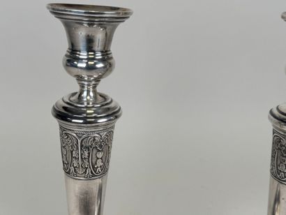 Paire de bougeoirs en métal argenté, la base...