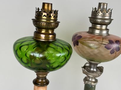 Trois lampes à pétrole en marbre, onyx, régule,...