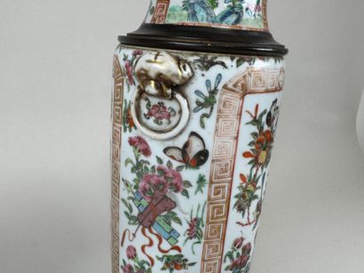 ASIA, 20th century.
Polychrome porcelain...