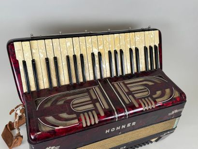 HOHNER.
VERDI IIIF.
Piano key accordion.
37...