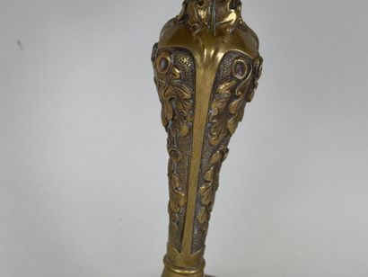 Lampe en bronze doré et ciselé à décor feuillagé,...