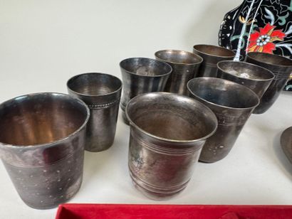 Lot comprenant :
- 9 timbales en métal argenté.
H....