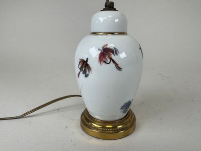 Petit pied de lampe en porcelaine à décor...