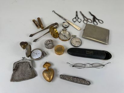 Lot comprising: - a gilded metal pendant...