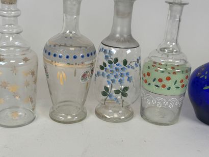 Six carafons en verre à décor émaillé et...