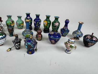 Collection de 18 miniatures en laiton cloisonné...