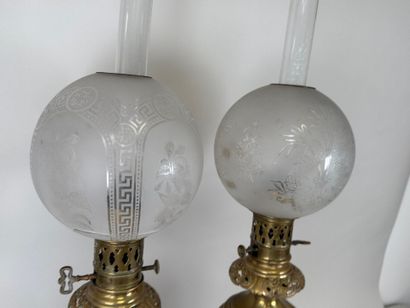 Paire de lampes à pétrole en bronze ajouré...
