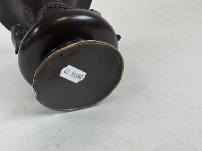 JAPON, fin XIXe. 
Vase en bronze patiné brun...