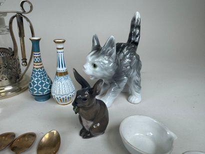 Lot d'objets de vitrine dont :
- un pulvérisateur...