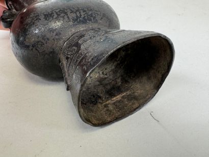 ASIE, XXe.
Vase bouteille en céramique bleue...