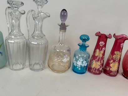 Neuf pièces en verre colorées et émaillées...
