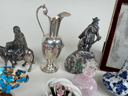 Important lot d'objets de vitrine en verre,...