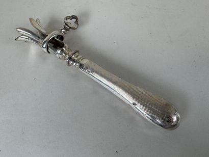 Serre-gigot en acier et argent fourré guilloché...