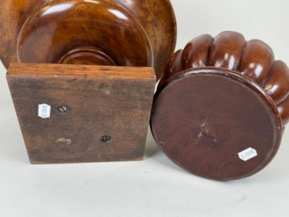 Grande coupe sur piédouche en bois tourné.
H....