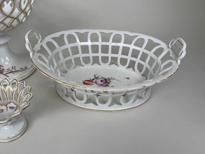 Lot en porcelaine polychrome comprenant deux...