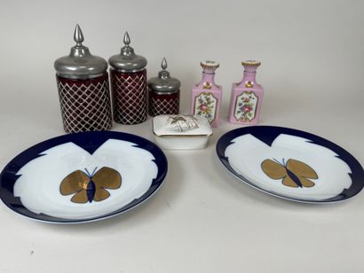 Lot comprenant :
- trois pots couverts en...