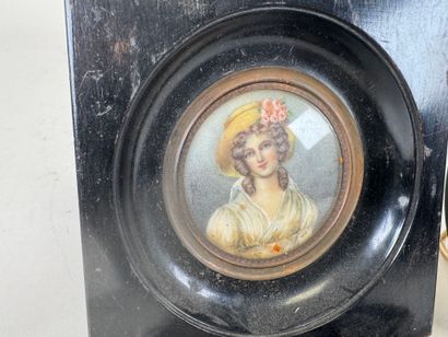École, XXe.
Femme au chapeau.
Miniature circulaire...